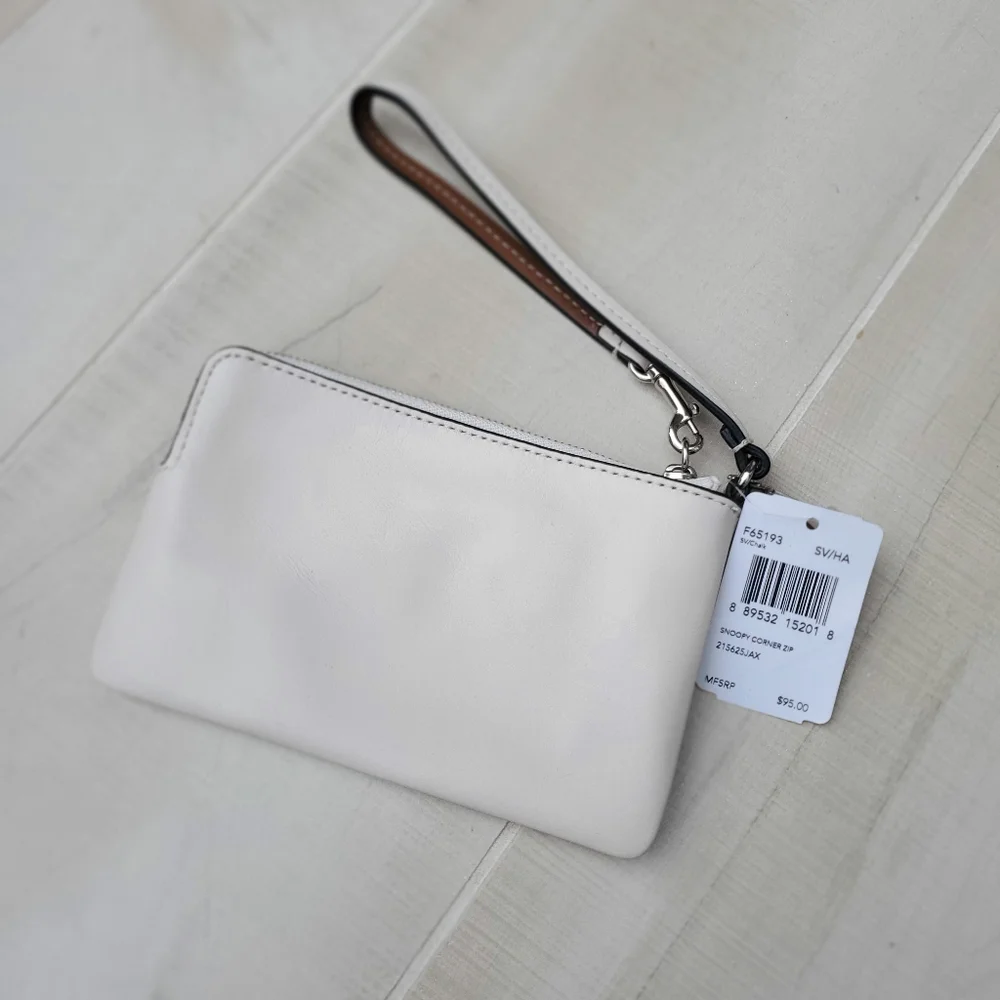 NWT COACH SNOOPY leather wristlet F65193 - Picture 5 of 7